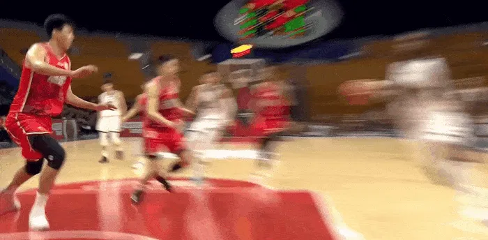 如意体育官方平台-内线防守支柱！克里斯带球突破上篮，徐昕直接大帽扇飞出界